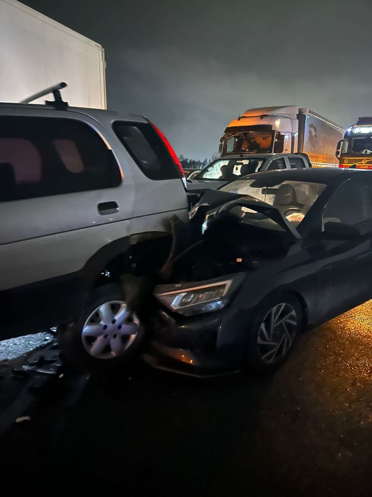 Konya plakalı TIR zincirleme kazaya karıştı! Çok sayıda yaralı var 25